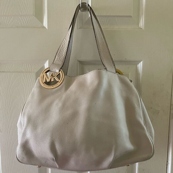 Michael Kors leather Beige large shoulder bag accentuate with the gold t… - Picture 1 of 16